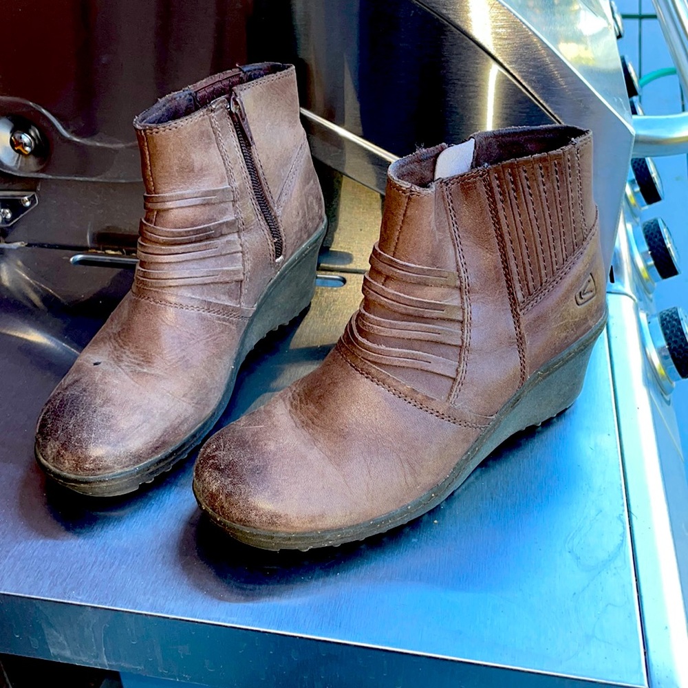 Keen women’s brown leather wedge ankle booties - sz 7.5 - Zurich